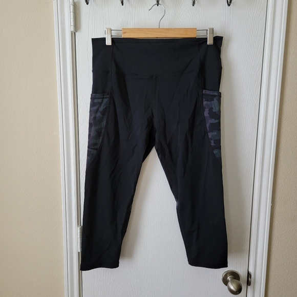 Zyia Black Camo Reflective Pocket Capri - Picture 8 of 9